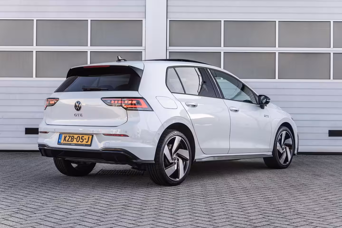 Volkswagen Golf GTE 1.5 eHybrid 272pk | SoH 100% | Trekhaak | Panoramadak | Stoelverwarming/Verkoeling | H