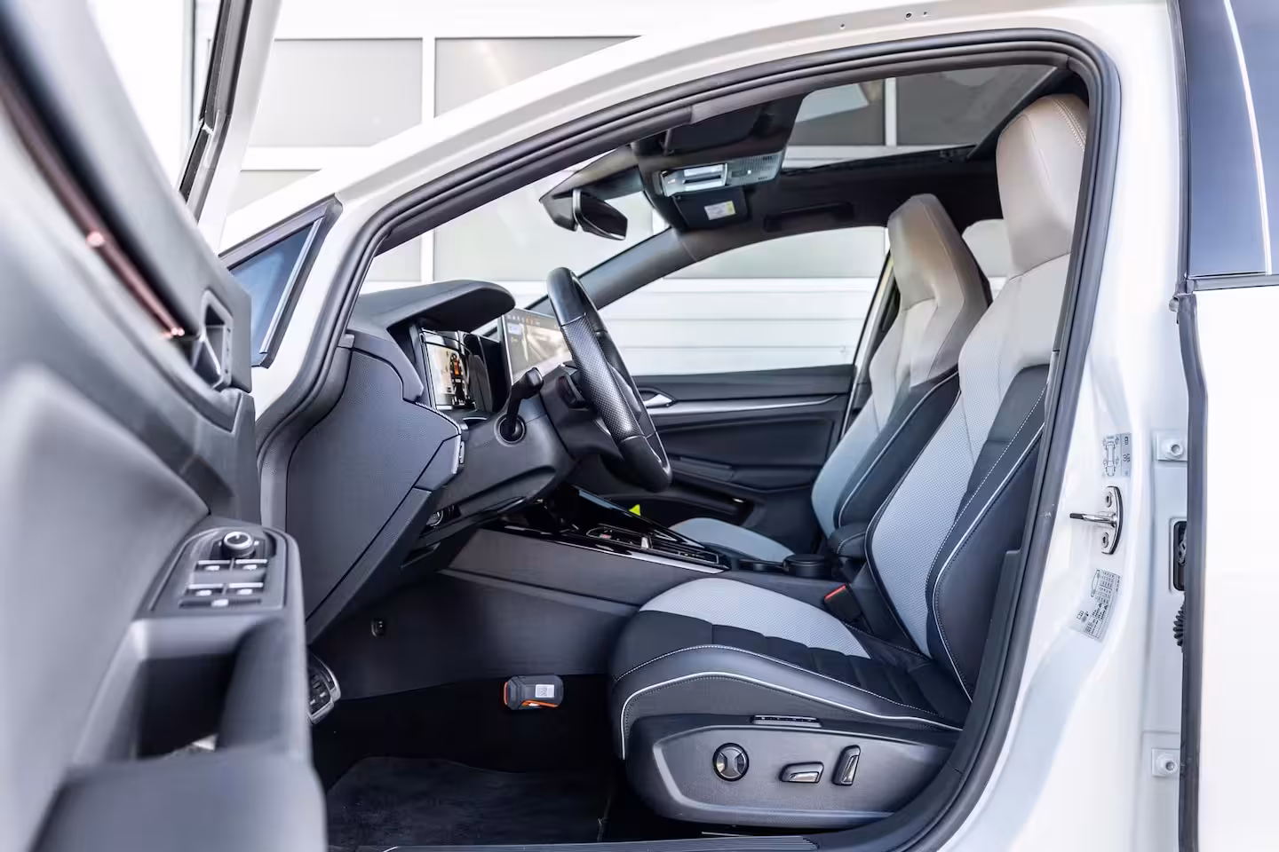 Volkswagen Golf GTE 1.5 eHybrid 272pk | SoH 100% | Trekhaak | Panoramadak | Stoelverwarming/Verkoeling | H
