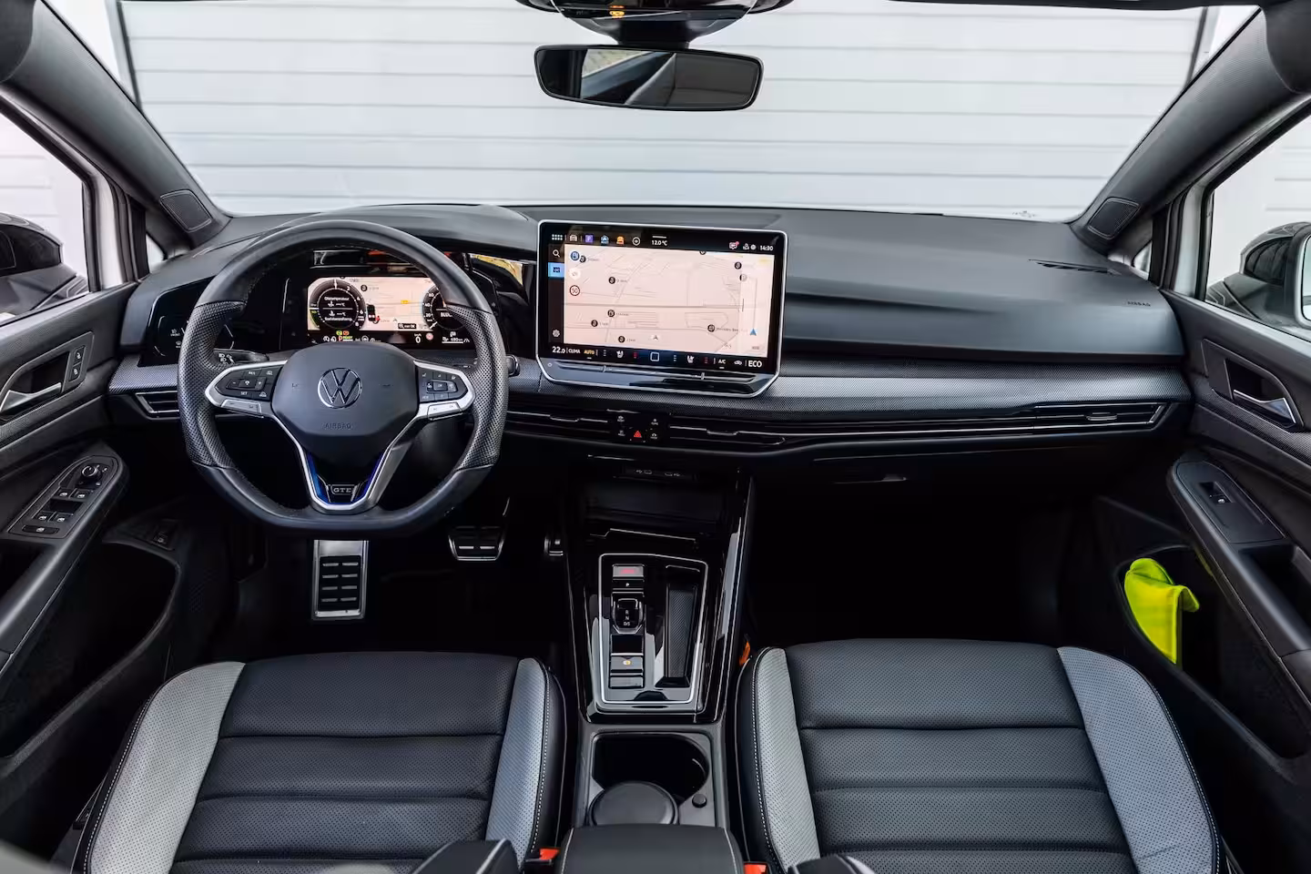 Volkswagen Golf GTE 1.5 eHybrid 272pk | SoH 100% | Trekhaak | Panoramadak | Stoelverwarming/Verkoeling | H