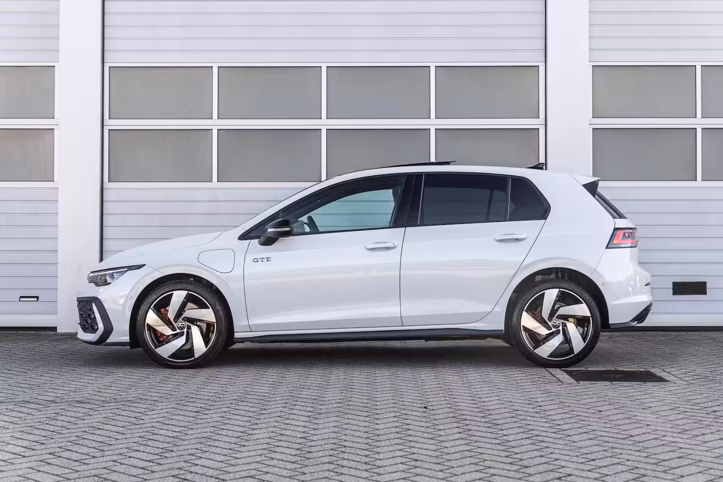 Volkswagen Golf GTE 1.5 eHybrid 272pk | SoH 100% | Trekhaak | Panoramadak | Stoelverwarming/Verkoeling | H