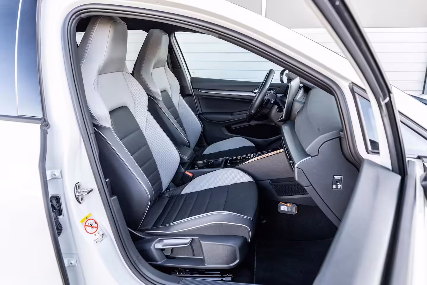 Volkswagen Golf GTE 1.5 eHybrid 272pk | SoH 100% | Trekhaak | Panoramadak | Stoelverwarming/Verkoeling | H
