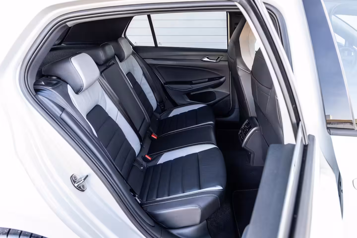 Volkswagen Golf GTE 1.5 eHybrid 272pk | SoH 100% | Trekhaak | Panoramadak | Stoelverwarming/Verkoeling | H