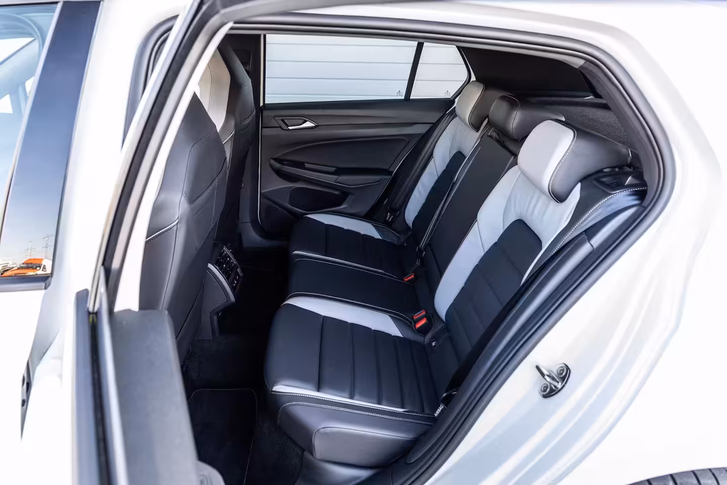 Volkswagen Golf GTE 1.5 eHybrid 272pk | SoH 100% | Trekhaak | Panoramadak | Stoelverwarming/Verkoeling | H