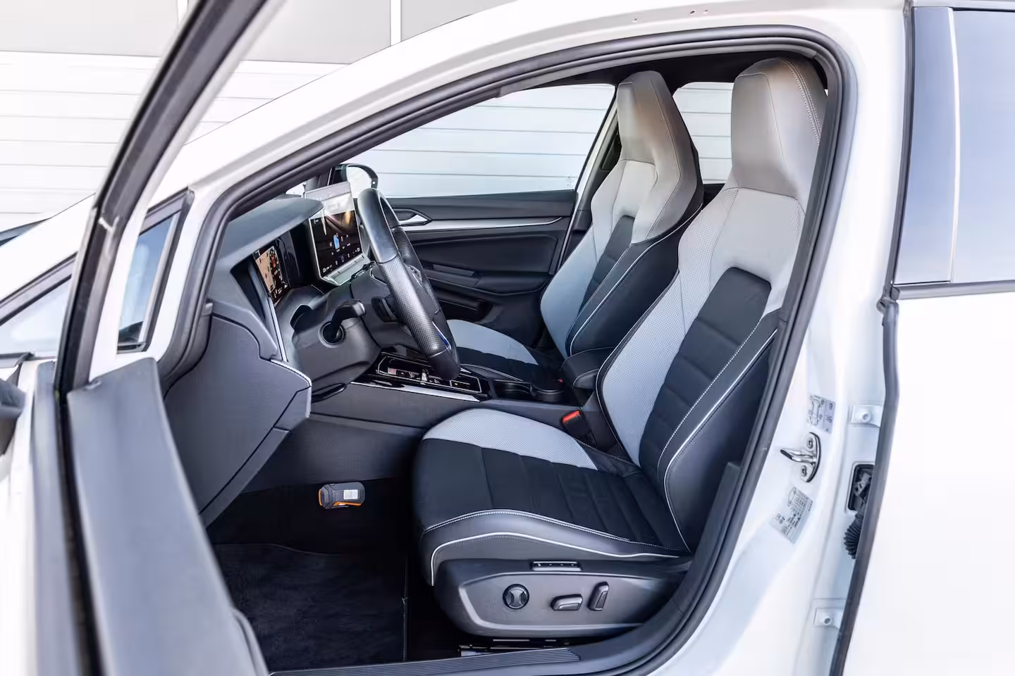 Volkswagen Golf GTE 1.5 eHybrid 272pk | SoH 100% | Trekhaak | Panoramadak | Stoelverwarming/Verkoeling | H