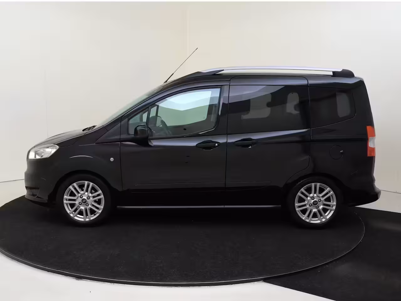 Ford Tourneo Courier 1.0 Titanium 5 persoons | Navigatie | Parkeercamera | Cruise control | LM velgen |