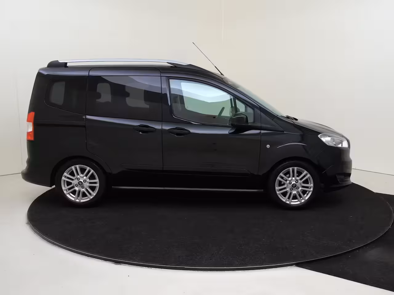 Ford Tourneo Courier 1.0 Titanium 5 persoons | Navigatie | Parkeercamera | Cruise control | LM velgen |