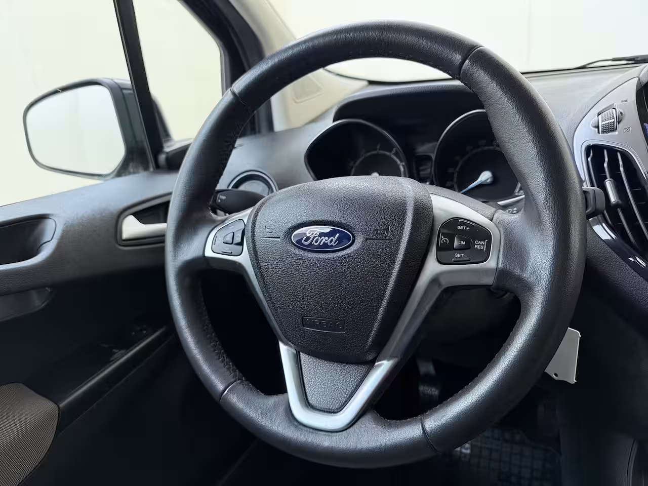 Ford Tourneo Courier 1.0 Titanium 5 persoons | Navigatie | Parkeercamera | Cruise control | LM velgen |