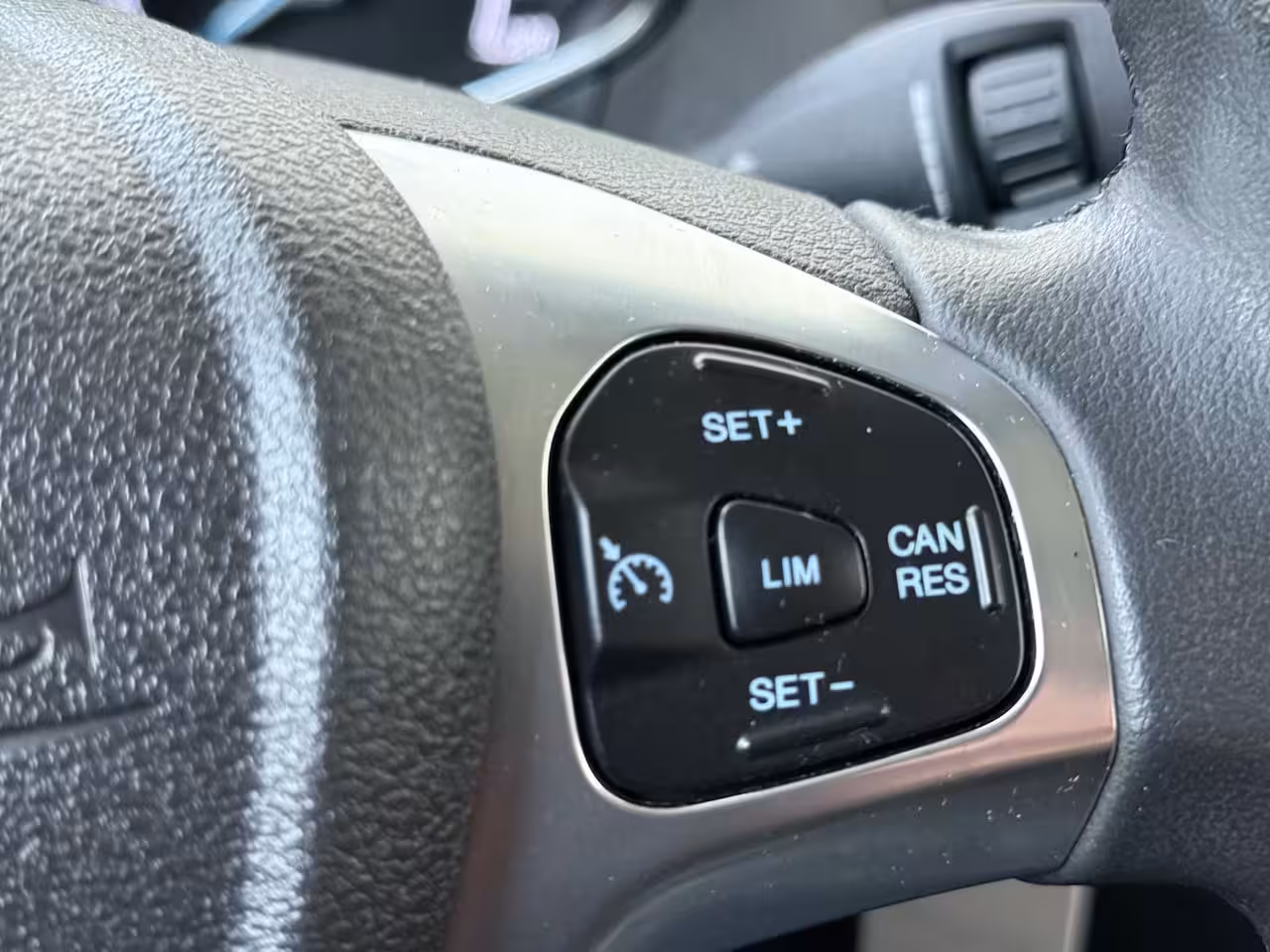 Ford Tourneo Courier 1.0 Titanium 5 persoons | Navigatie | Parkeercamera | Cruise control | LM velgen |