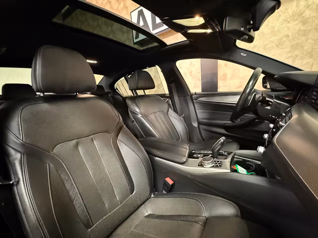 BMW 5-serie 530e iPerformance High Executive | Stoelverwarming/Verkoeling | H&K | HUD | Pano | Camera