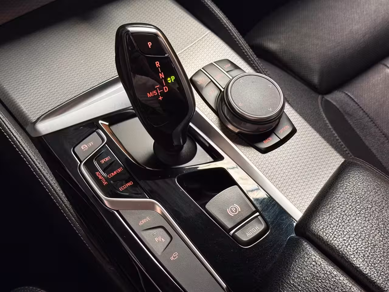 BMW 5-serie 530e iPerformance High Executive | Stoelverwarming/Verkoeling | H&K | HUD | Pano | Camera