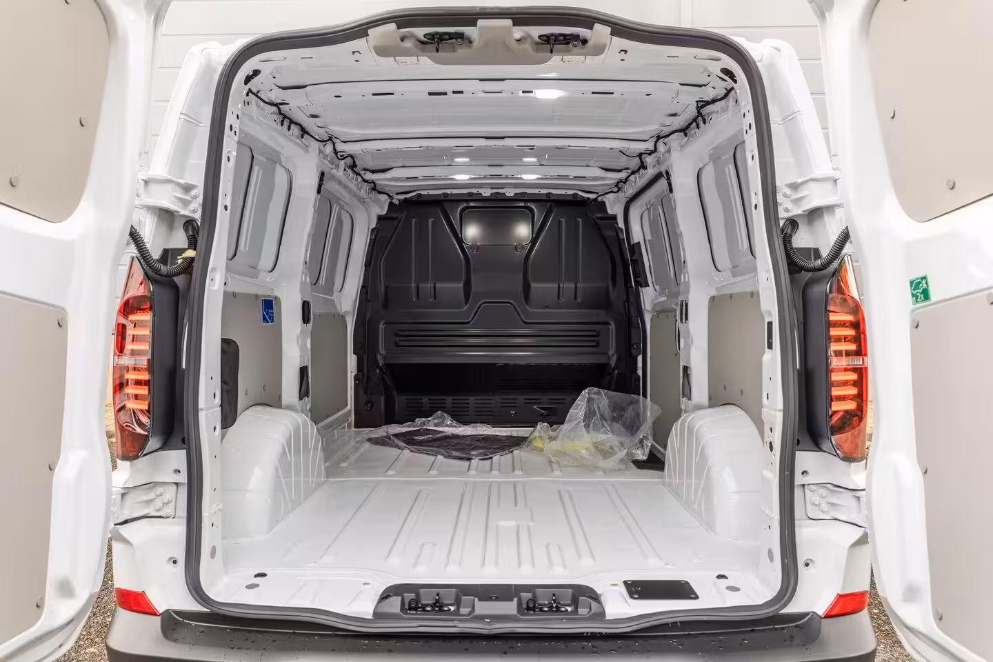 Volkswagen e-Transporter 32 136pk L1H1 Life 71 kWh | Trekhaak | 3-Zits
