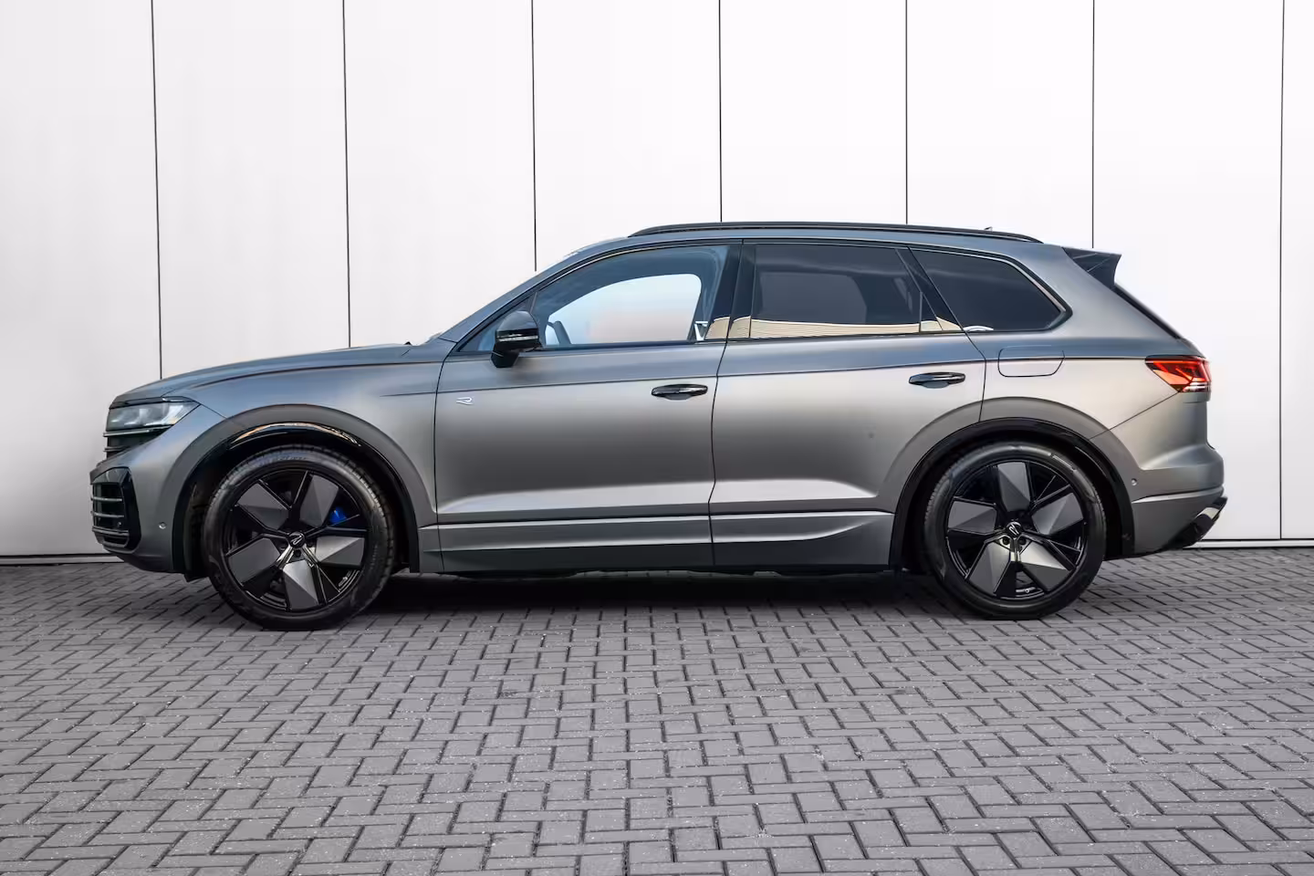 Volkswagen Touareg 3.0 TSi eHybrid 4MOTION R Edition l Panoramadak l Luchtvering l 360gr Camera l Stoelkoelin