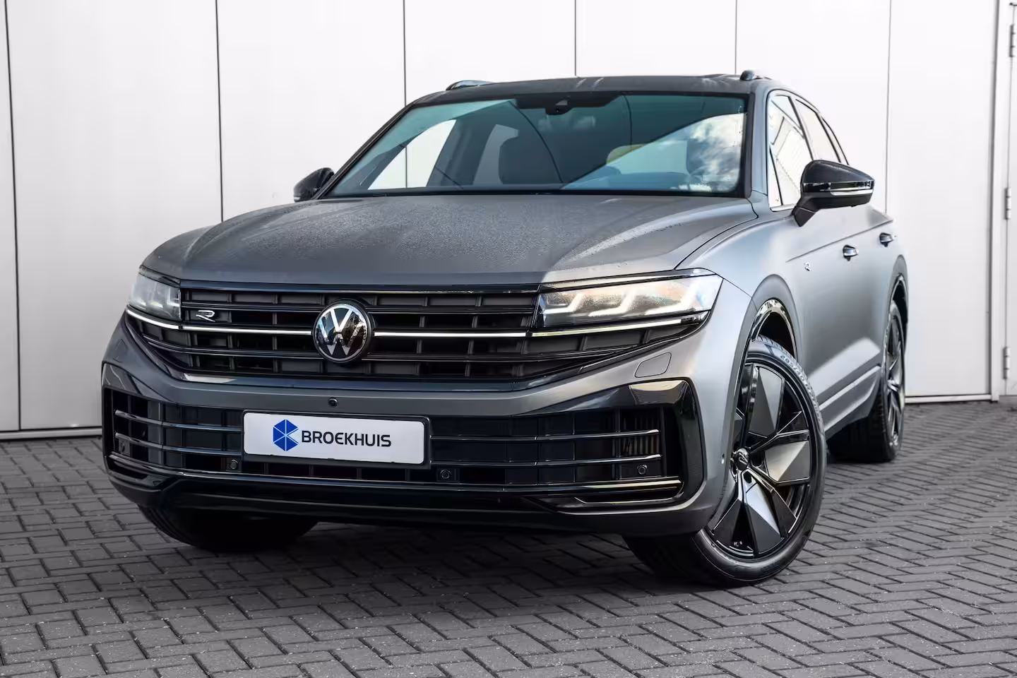 Volkswagen Touareg 3.0 TSi eHybrid 4MOTION R Edition l Panoramadak l Luchtvering l 360gr Camera l Stoelkoelin