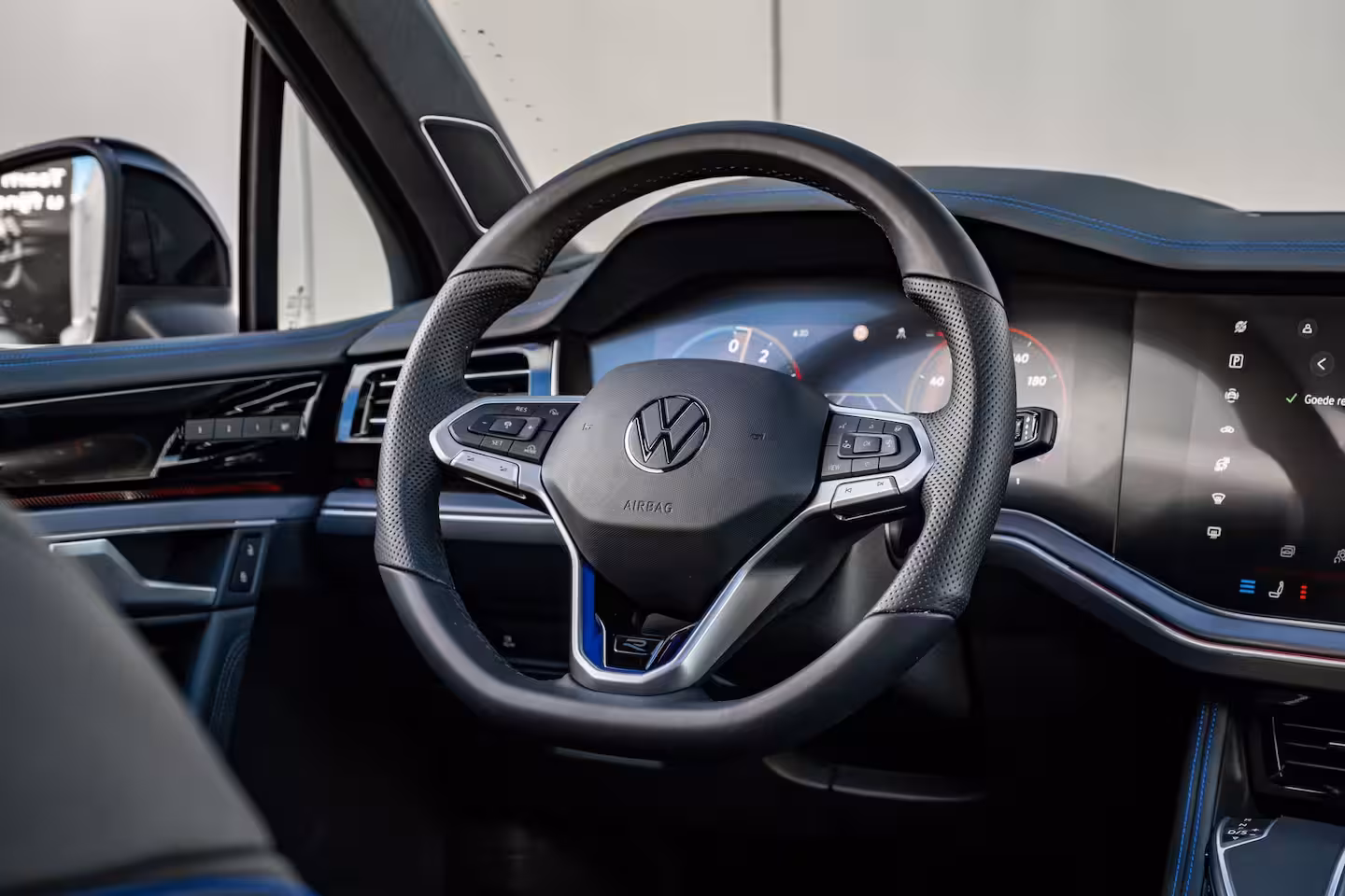 Volkswagen Touareg 3.0 TSi eHybrid 4MOTION R Edition l Panoramadak l Luchtvering l 360gr Camera l Stoelkoelin