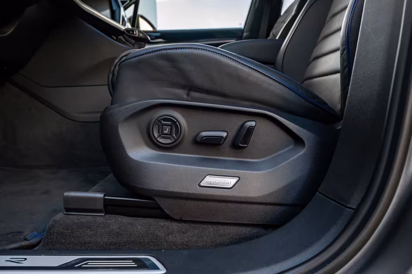 Volkswagen Touareg 3.0 TSi eHybrid 4MOTION R Edition l Panoramadak l Luchtvering l 360gr Camera l Stoelkoelin