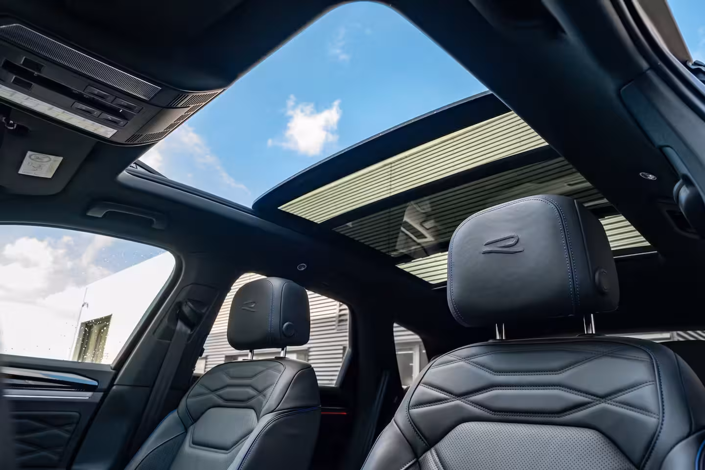 Volkswagen Touareg 3.0 TSi eHybrid 4MOTION R Edition l Panoramadak l Luchtvering l 360gr Camera l Stoelkoelin