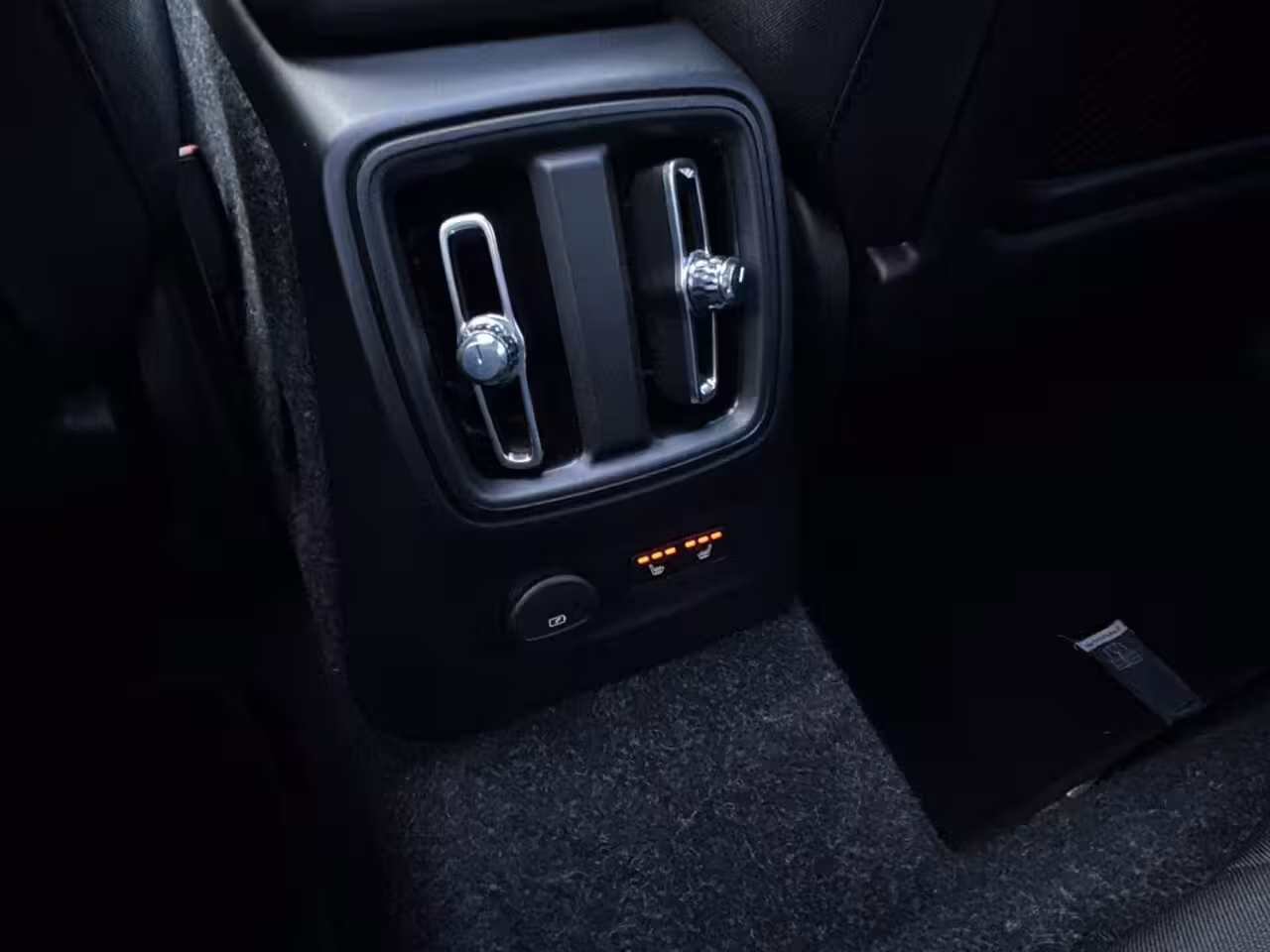 Volvo XC40 1.5 T4 Recharge R-Design Expression | Pano | Stoelverwarming | H&K Audio | Camera