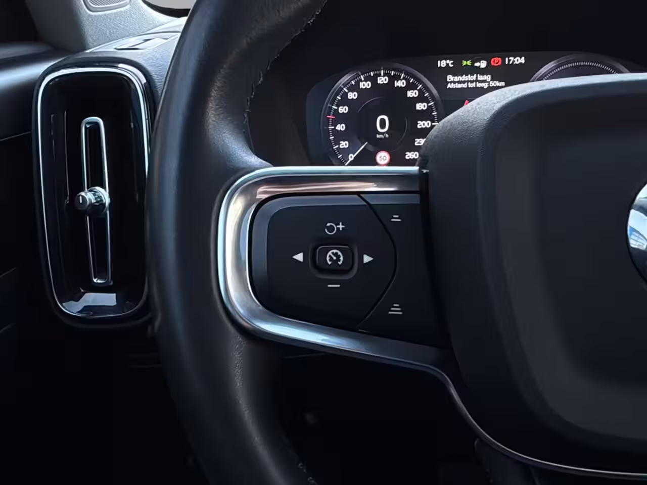 Volvo XC40 1.5 T4 Recharge R-Design Expression | Pano | Stoelverwarming | H&K Audio | Camera