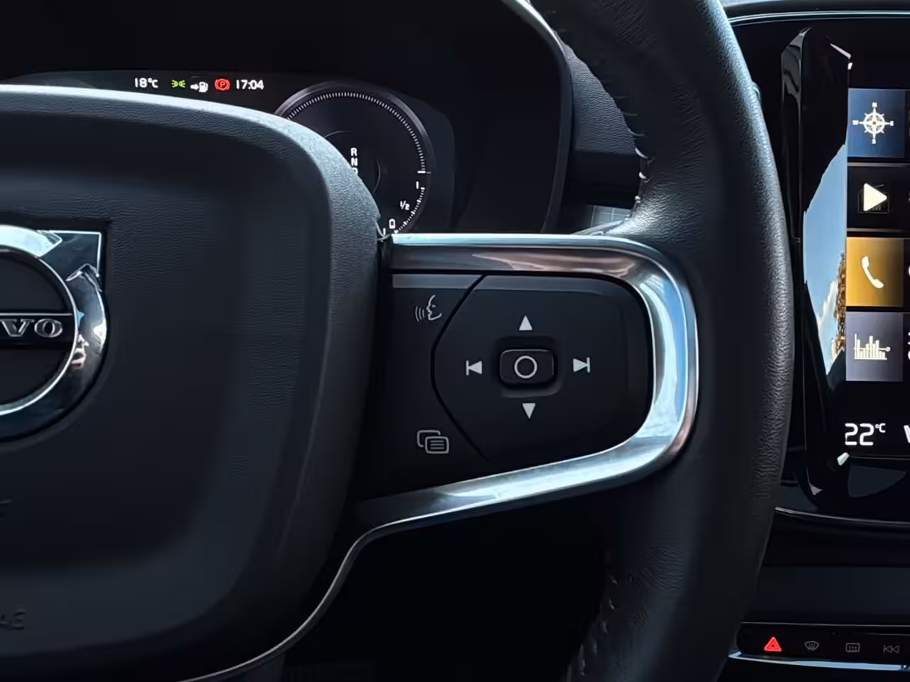 Volvo XC40 1.5 T4 Recharge R-Design Expression | Pano | Stoelverwarming | H&K Audio | Camera