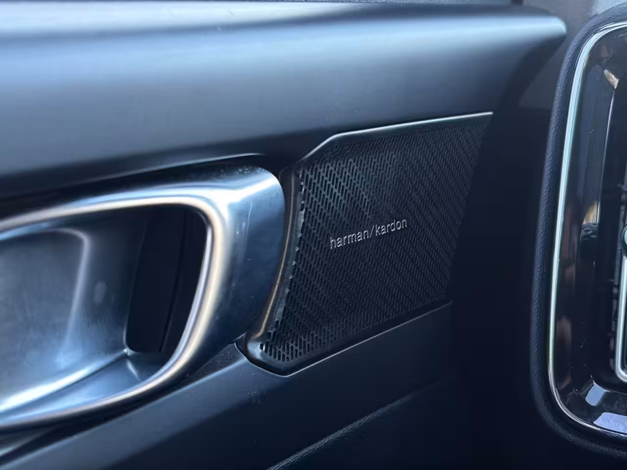 Volvo XC40 1.5 T4 Recharge R-Design Expression | Pano | Stoelverwarming | H&K Audio | Camera