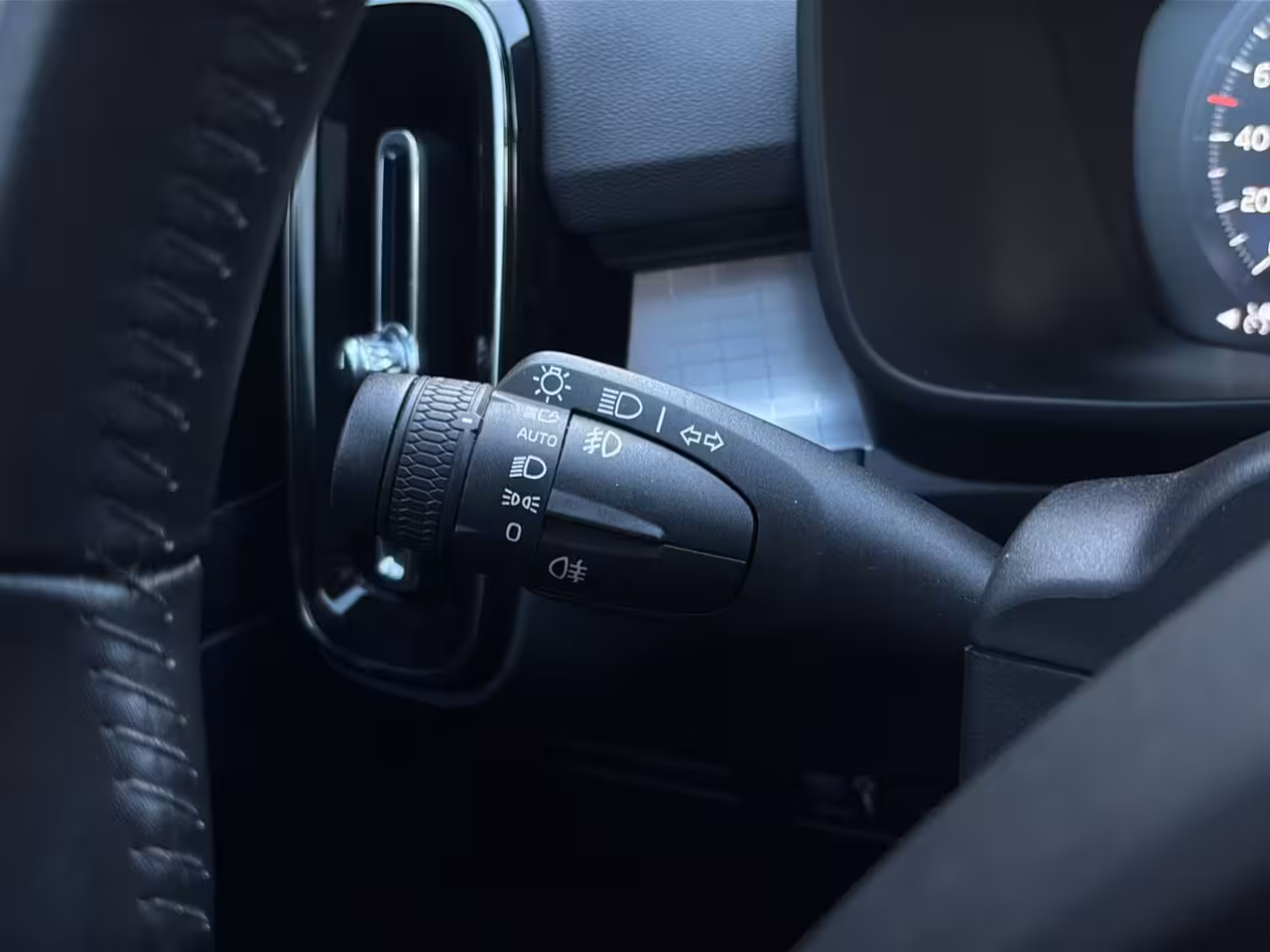 Volvo XC40 1.5 T4 Recharge R-Design Expression | Pano | Stoelverwarming | H&K Audio | Camera