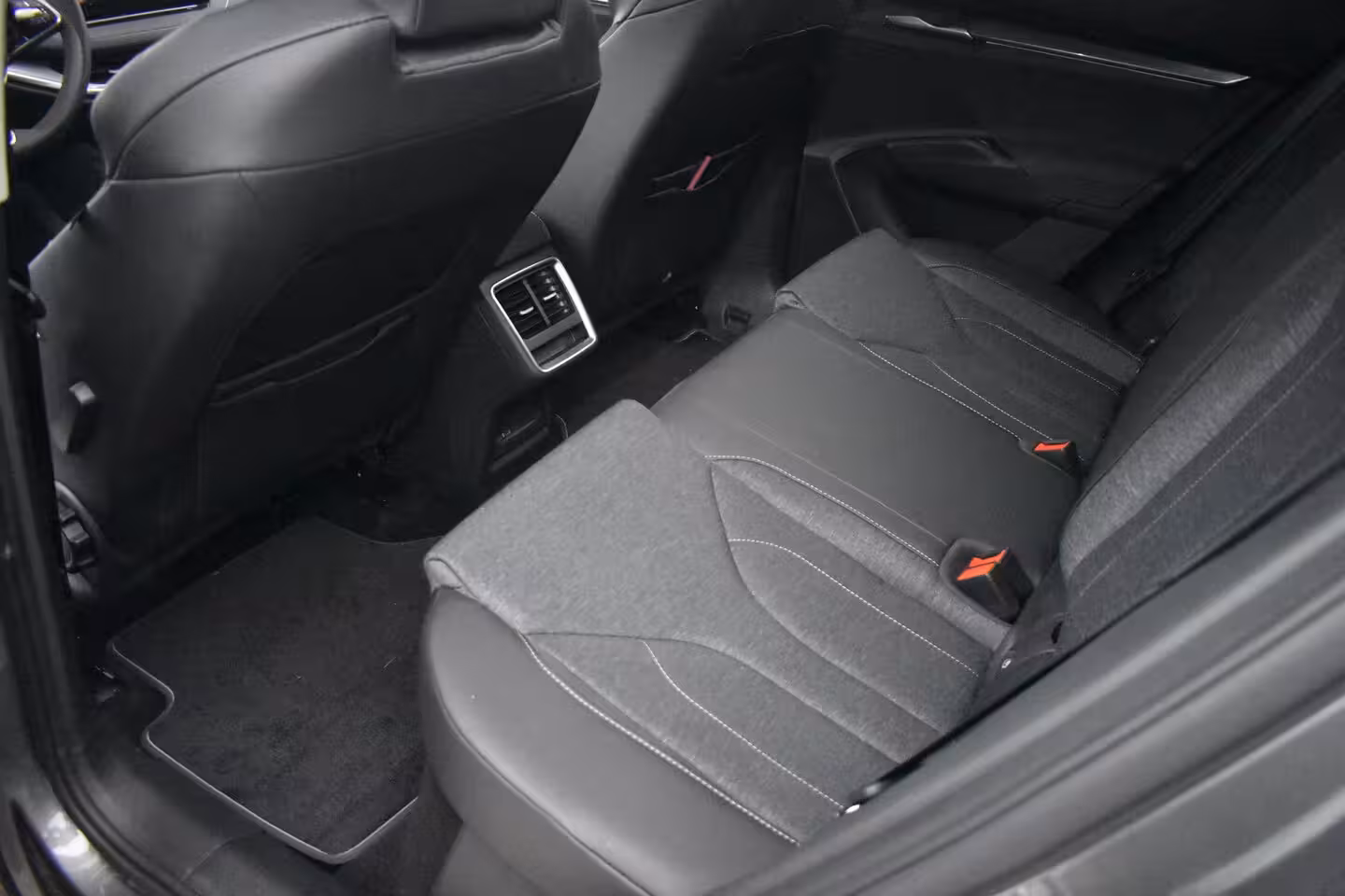 Skoda Elroq 60 Business Edition 204PK | TREKHAAK | STOEL+STUURVERW. | CAMERA | CARPLAY | ADAPT. CRUISE