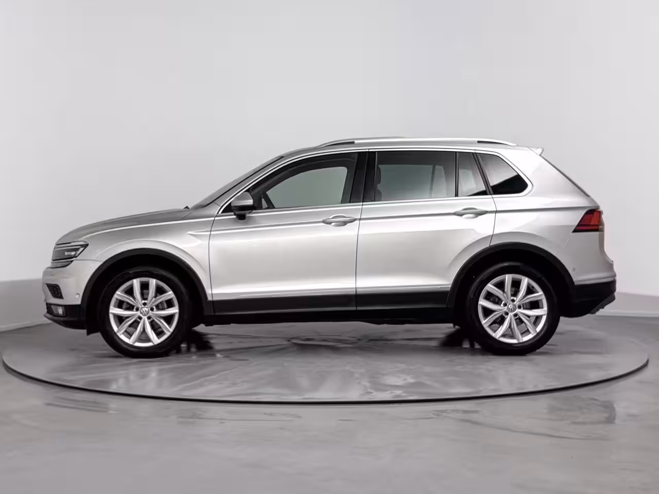 Volkswagen Tiguan 1.5 TSI ACT Highline Business R Achteruitrij Camera | Parkeersensoren Voor + Achter | Adap