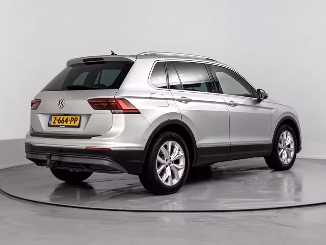 Volkswagen Tiguan 1.5 TSI ACT Highline Business R Achteruitrij Camera | Parkeersensoren Voor + Achter | Adap