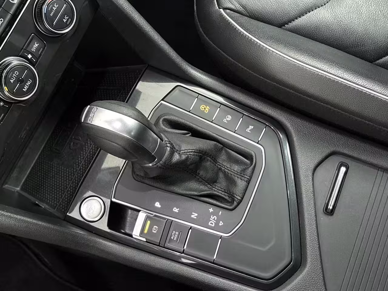 Volkswagen Tiguan 1.5 TSI ACT Highline Business R Achteruitrij Camera | Parkeersensoren Voor + Achter | Adap
