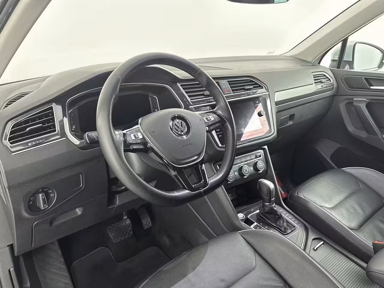 Volkswagen Tiguan 1.5 TSI ACT Highline Business R Achteruitrij Camera | Parkeersensoren Voor + Achter | Adap