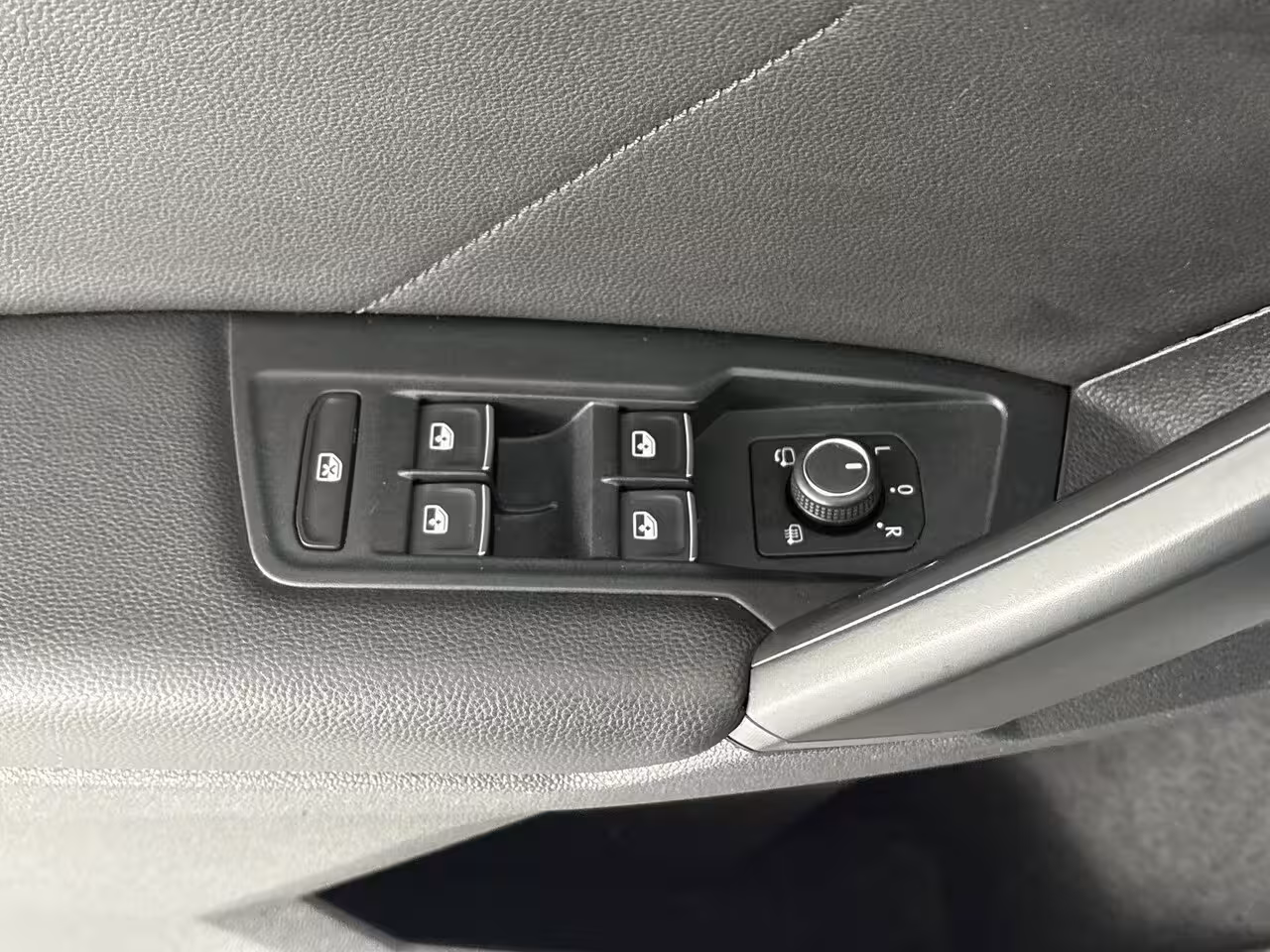 Volkswagen Tiguan 1.5 TSI ACT Highline Business R Achteruitrij Camera | Parkeersensoren Voor + Achter | Adap