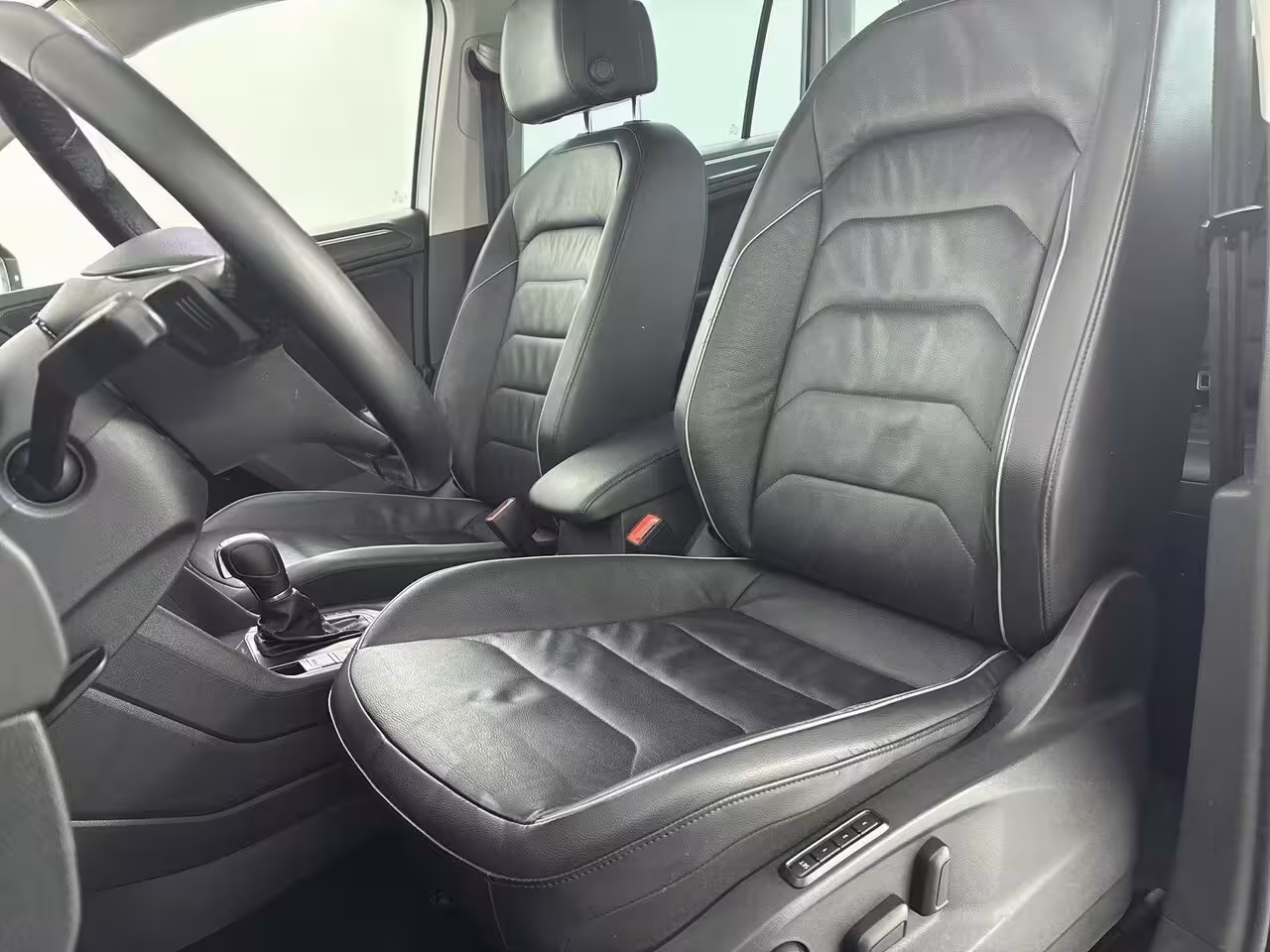 Volkswagen Tiguan 1.5 TSI ACT Highline Business R Achteruitrij Camera | Parkeersensoren Voor + Achter | Adap