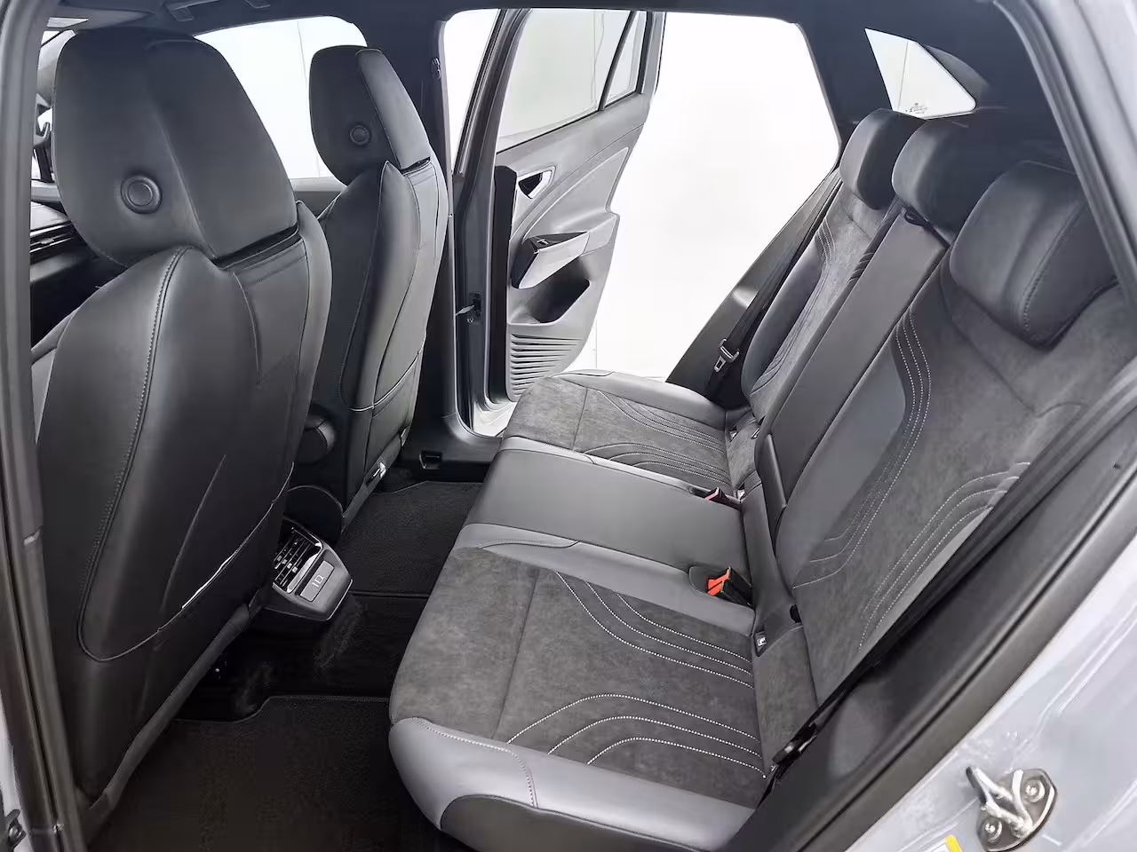 Volkswagen ID.4 Pro Limited Edition 79 kWh 286 PK | NOVEMBER BINNEN | Automaat | Trekhaak | Navigatie | St