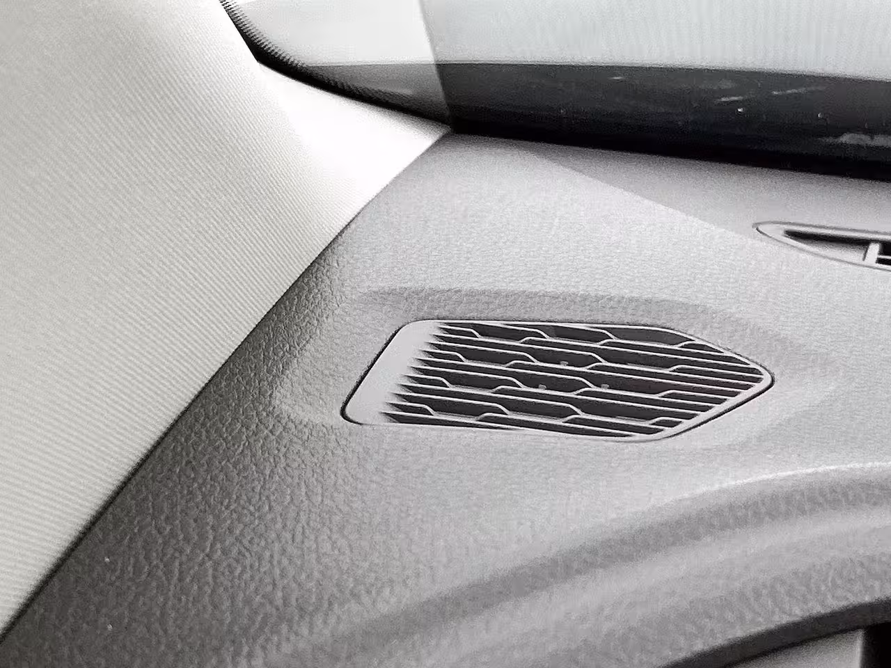 Volkswagen e-Transporter L2H1 Life 64 kWh 136PK | Automaat | Achteruitrijcamera | Parkeernsensoren Voor + Achter |