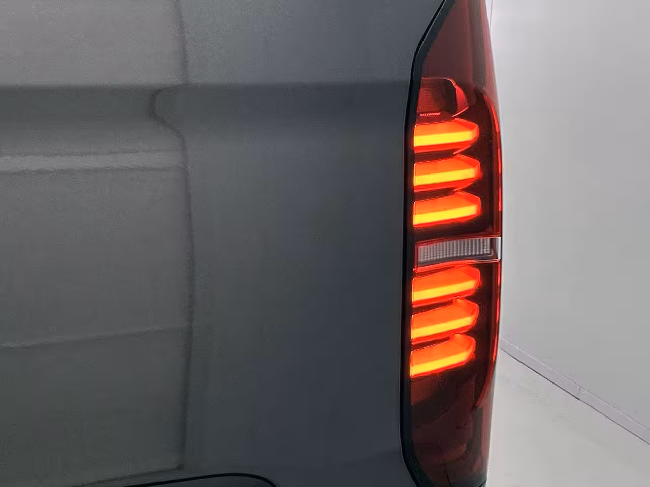 Volkswagen e-Transporter L2H1 Life 64 kWh 136PK | Automaat | Achteruitrijcamera | Parkeernsensoren Voor + Achter |