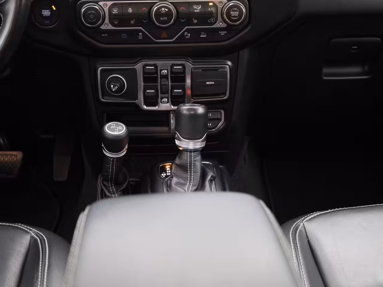 Jeep Wrangler 2.0T Sahara 4xe 380pk | Lederen Bekleding | Stoel & Stuurverwarming | Camera | Navigatie |