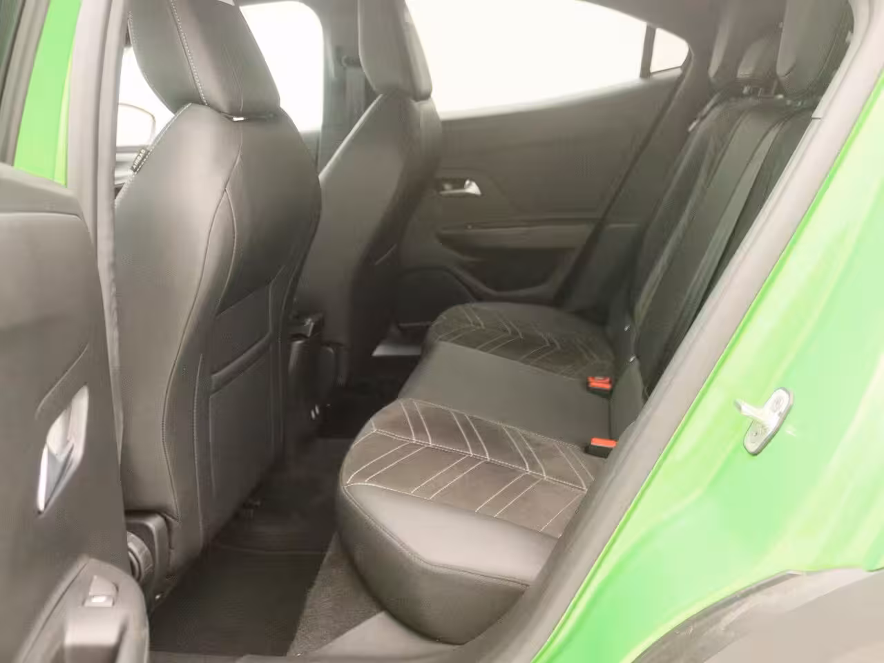 Opel Mokka-e Ultimate 50-kWh 11kw bl. | Camera | Alcantara | 18" Bi-color velgen | Zeer compleet