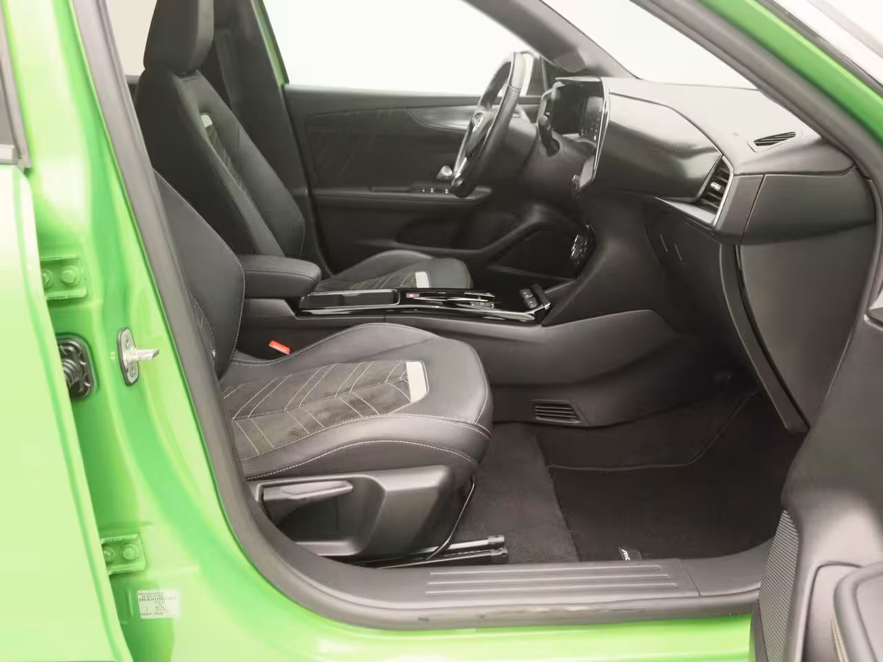 Opel Mokka-e Ultimate 50-kWh 11kw bl. | Camera | Alcantara | 18" Bi-color velgen | Zeer compleet