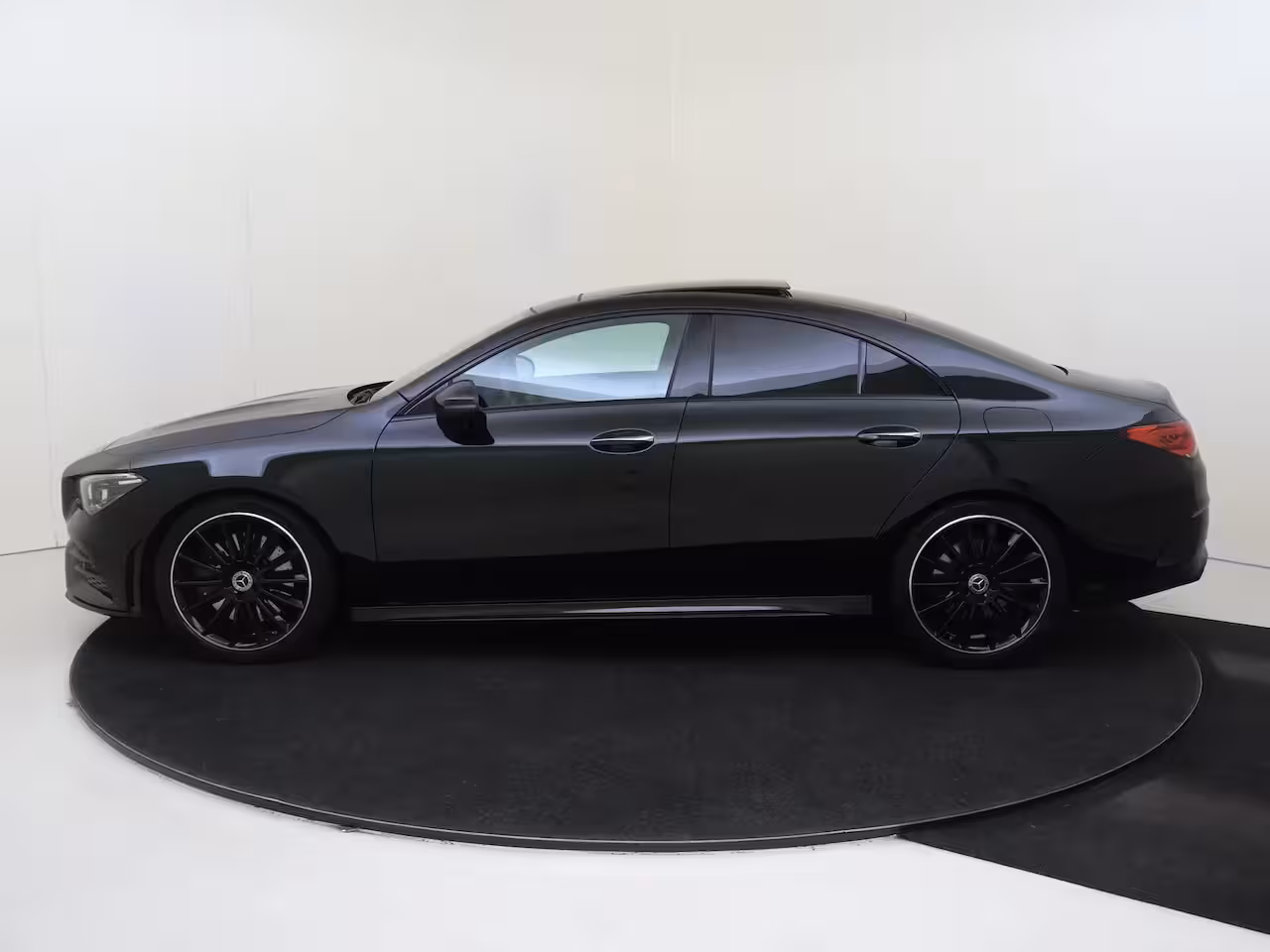 Mercedes-Benz CLA-Klasse 250 Premium Plus / AMG/ Panoramadak/ Memory/ Sfeerverlichting/ 19 inch/ Burmester