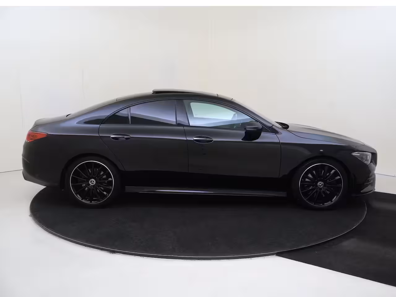 Mercedes-Benz CLA-Klasse 250 Premium Plus / AMG/ Panoramadak/ Memory/ Sfeerverlichting/ 19 inch/ Burmester