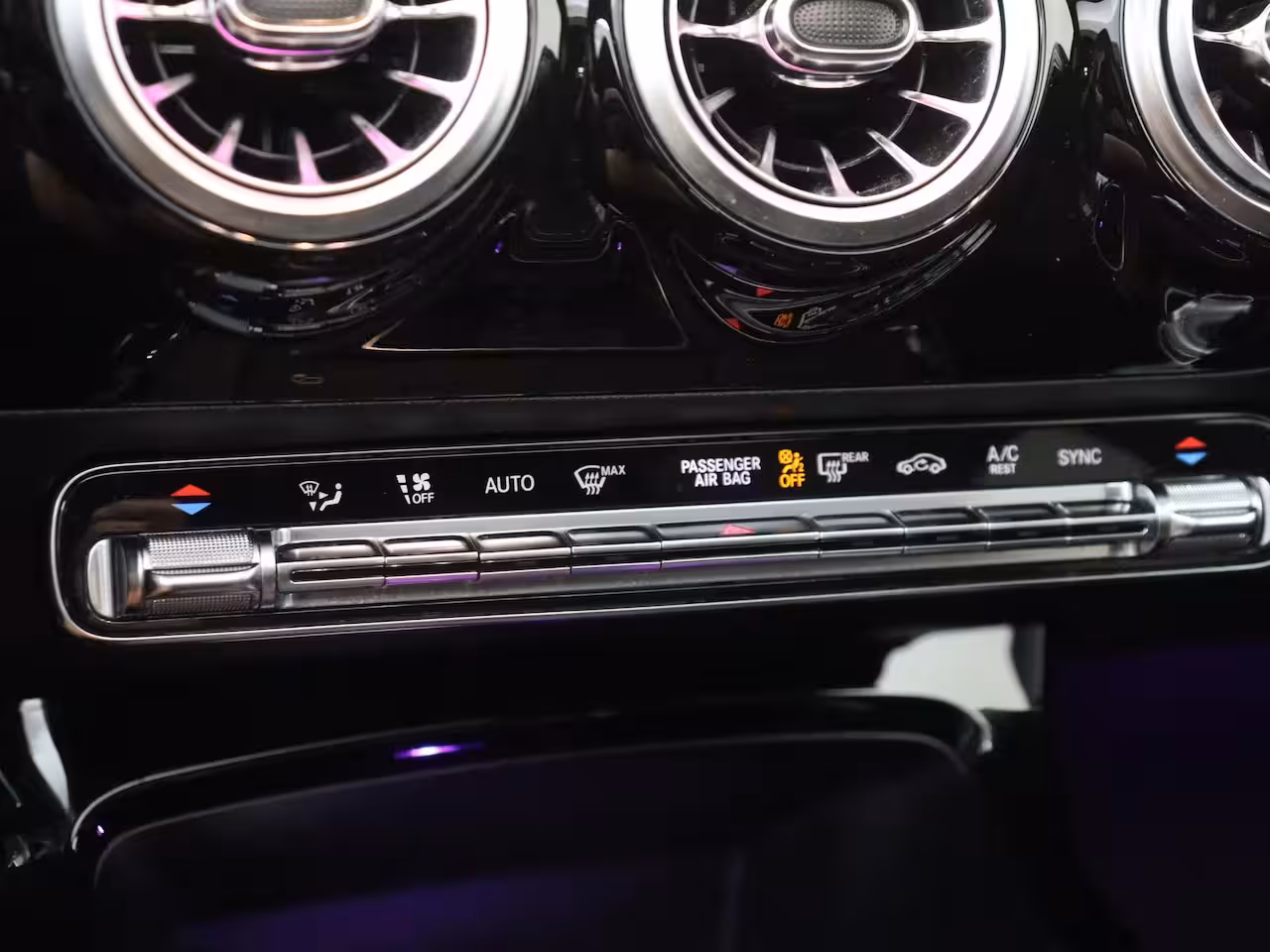 Mercedes-Benz CLA-Klasse 250 Premium Plus / AMG/ Panoramadak/ Memory/ Sfeerverlichting/ 19 inch/ Burmester