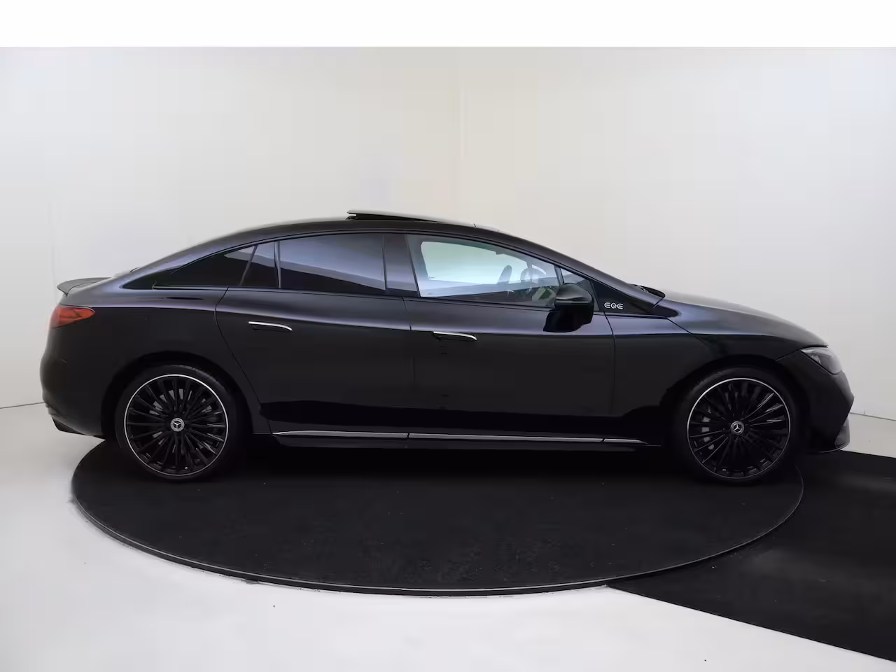 Mercedes-Benz EQE 300 Business Solution AMG 90 kWh / Luchtvering / Panaroma-dak / Memory-Stoelen /