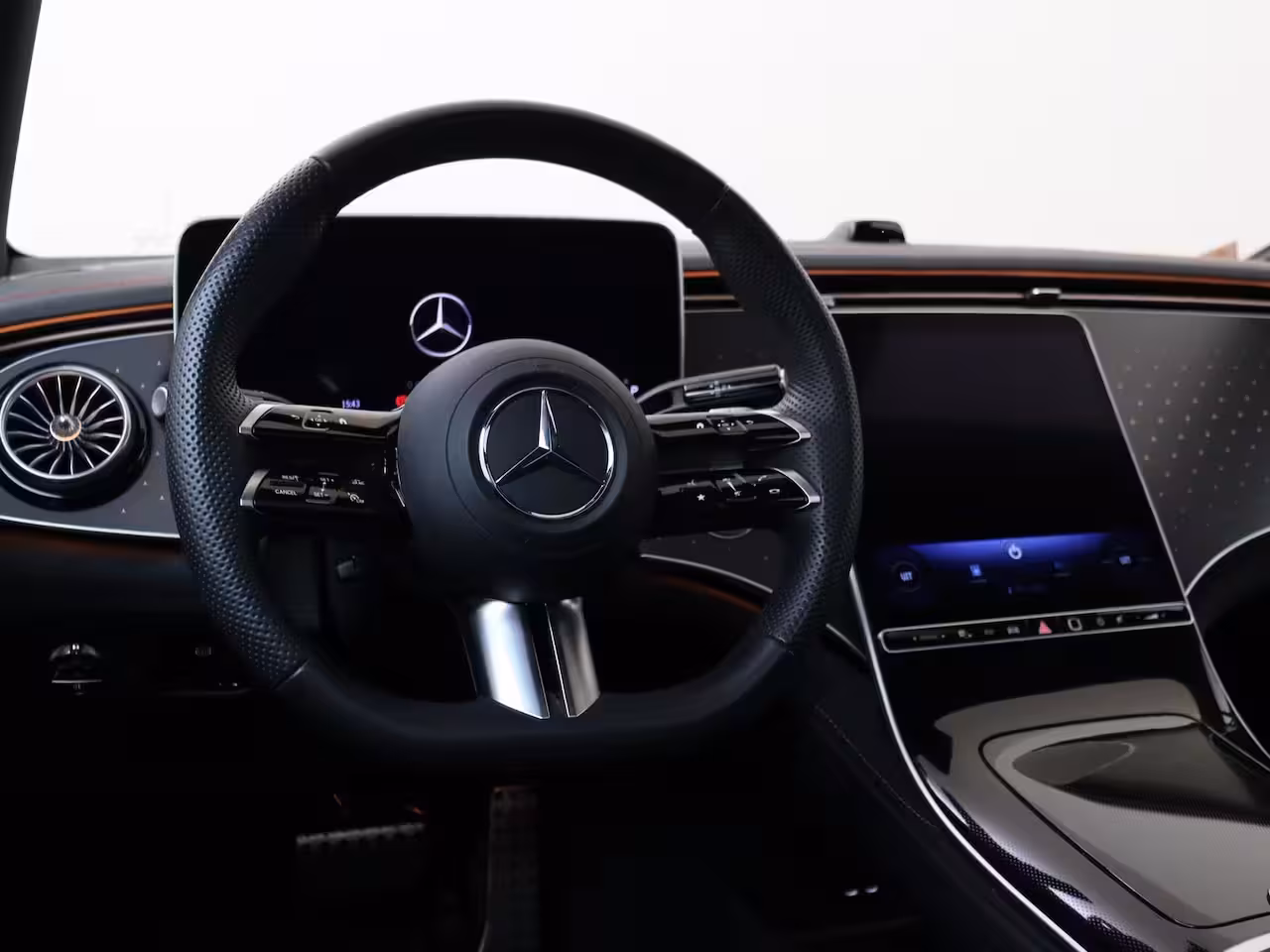 Mercedes-Benz EQE 300 Business Solution AMG 90 kWh / Luchtvering / Panaroma-dak / Memory-Stoelen /