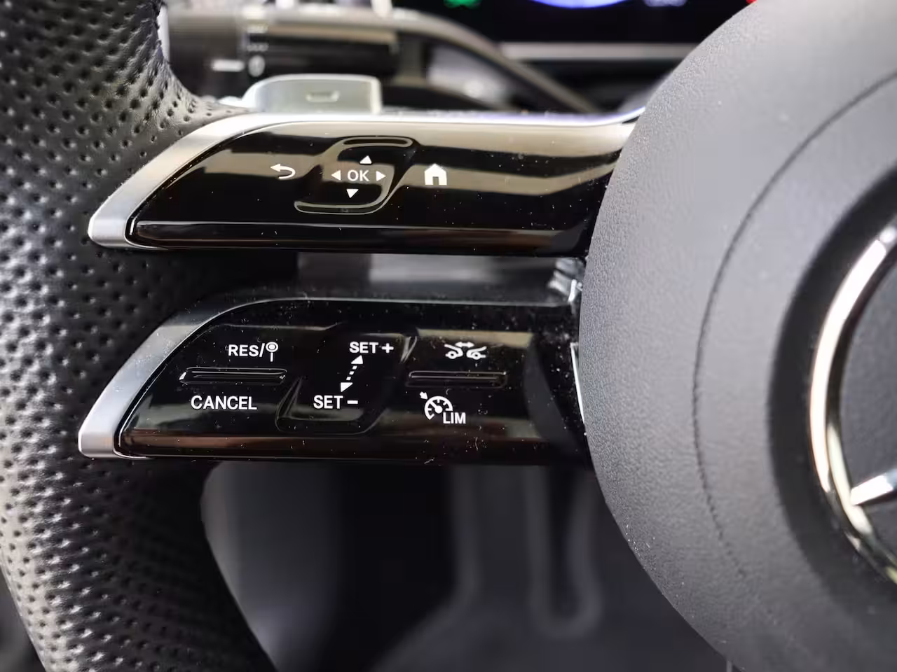 Mercedes-Benz EQE 300 Business Solution AMG 90 kWh / Luchtvering / Panaroma-dak / Memory-Stoelen /