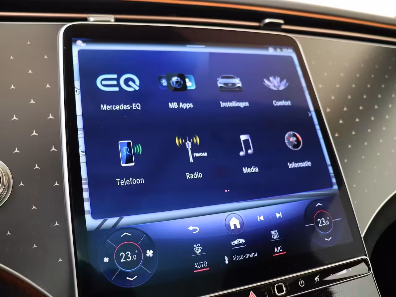 Mercedes-Benz EQE 300 Business Solution AMG 90 kWh / Luchtvering / Panaroma-dak / Memory-Stoelen /