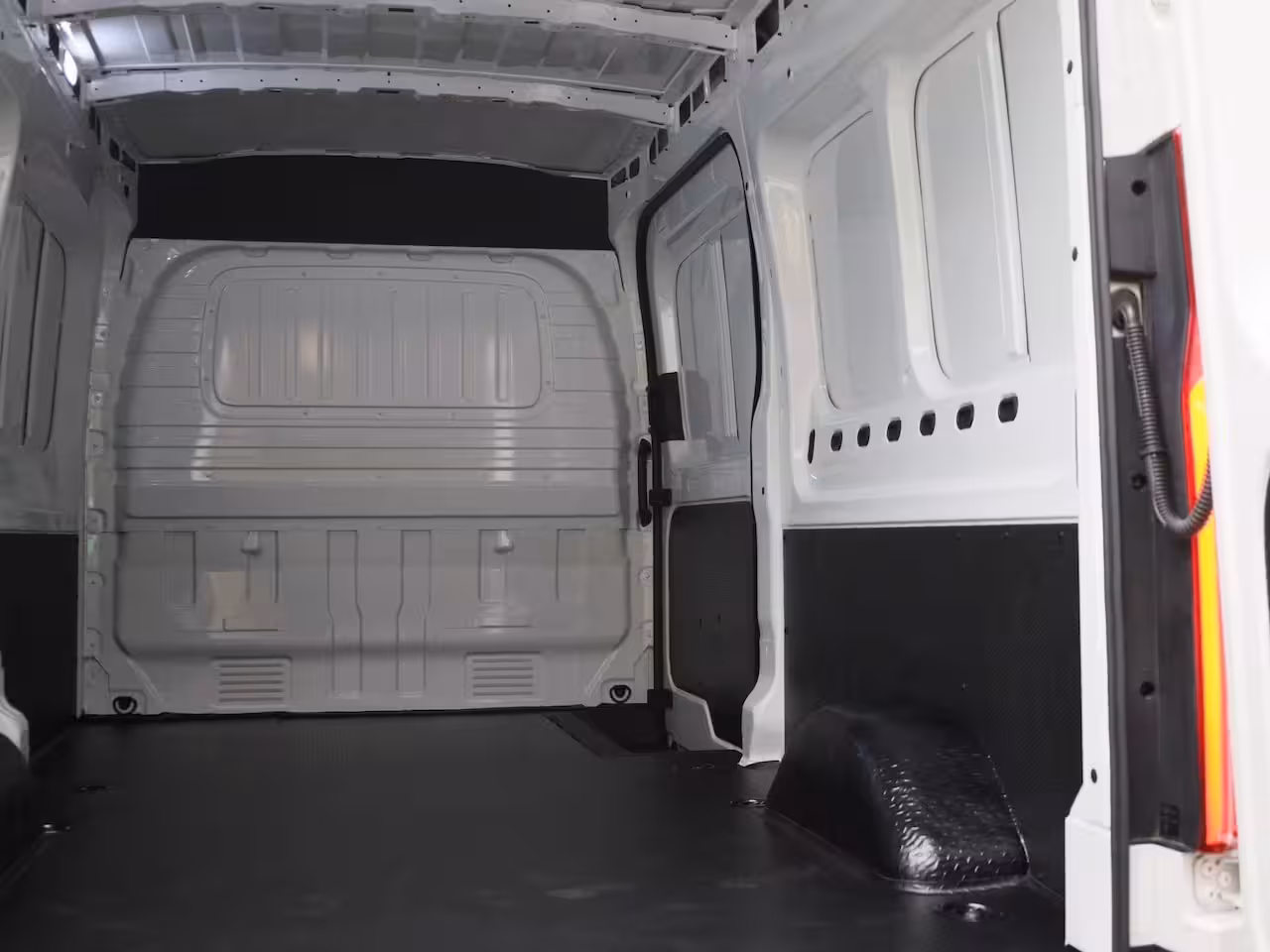 Maxus eDeliver 9 L3H2 Business DEAL 89 kWh | Camera | Zijschuifdeur Rechts | Achterdeuren | 24 maanden gara
