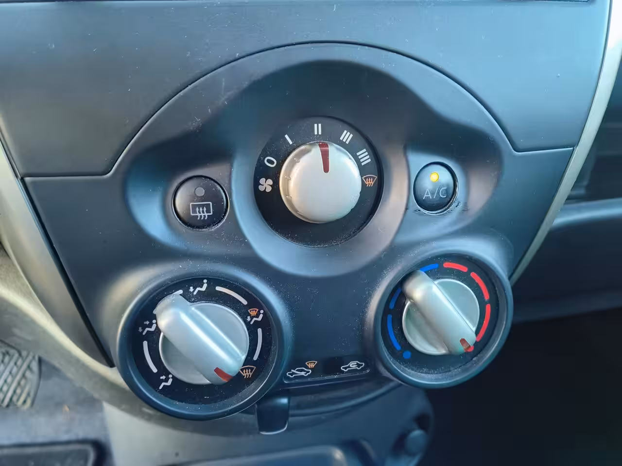Nissan Micra 1.2 DIG-S Acenta uit 2014 Rijklaar + 12 maanden Bovag-garantie Henk Jongen Auto's in Helmo