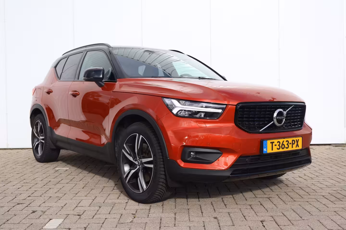 Volvo XC40 1.5 T5 Recharge R-Design Heel compleet | Nieuw Leer | Fusion Red | Trekhaak |