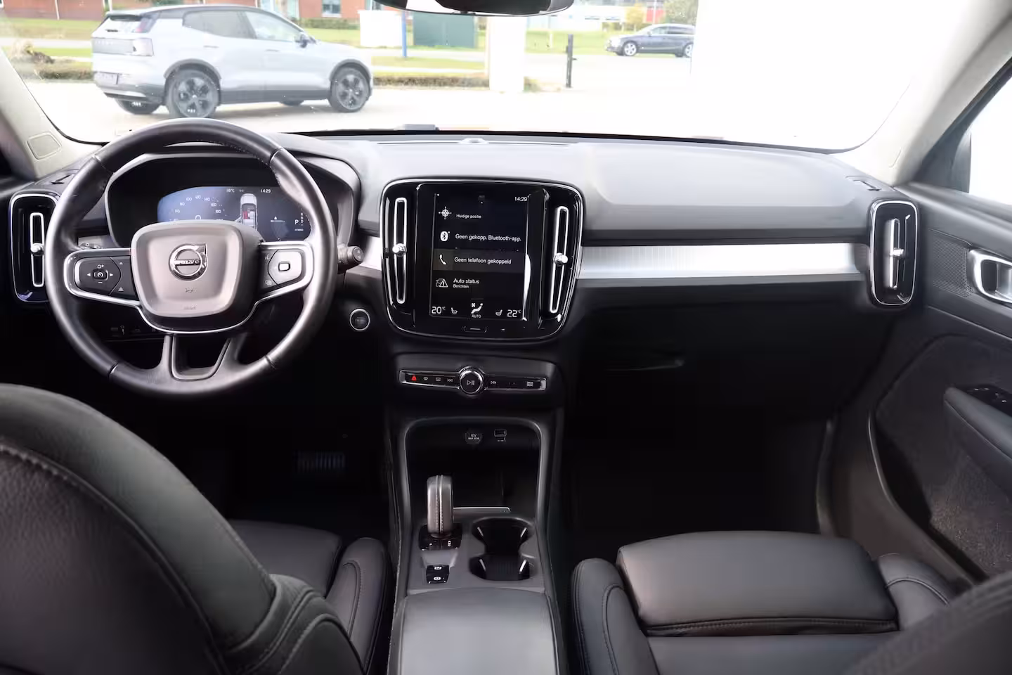 Volvo XC40 1.5 T5 Recharge R-Design Heel compleet | Nieuw Leer | Fusion Red | Trekhaak |