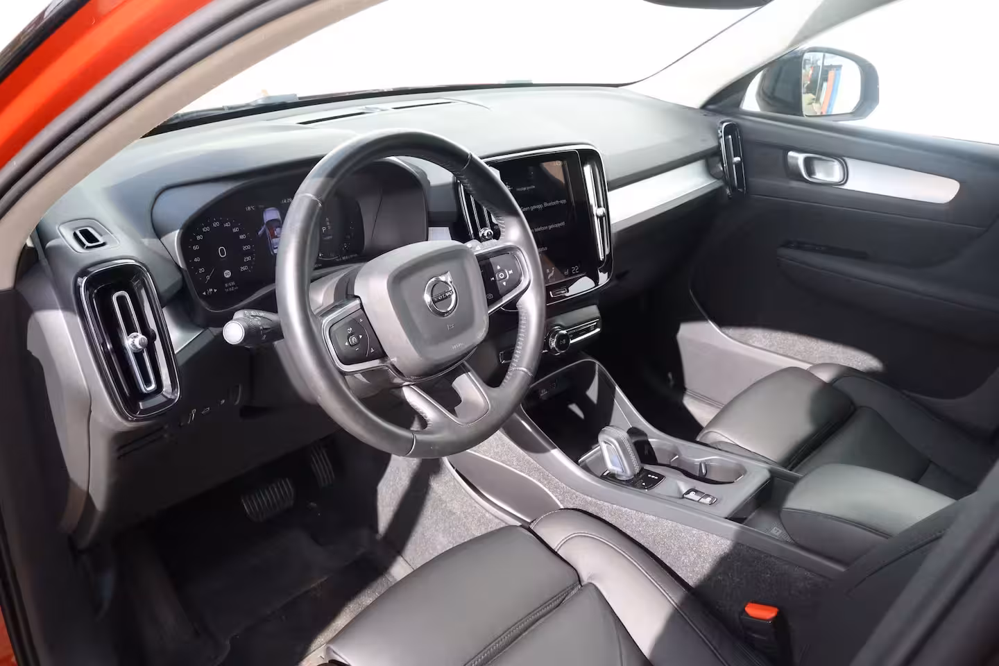 Volvo XC40 1.5 T5 Recharge R-Design Heel compleet | Nieuw Leer | Fusion Red | Trekhaak |
